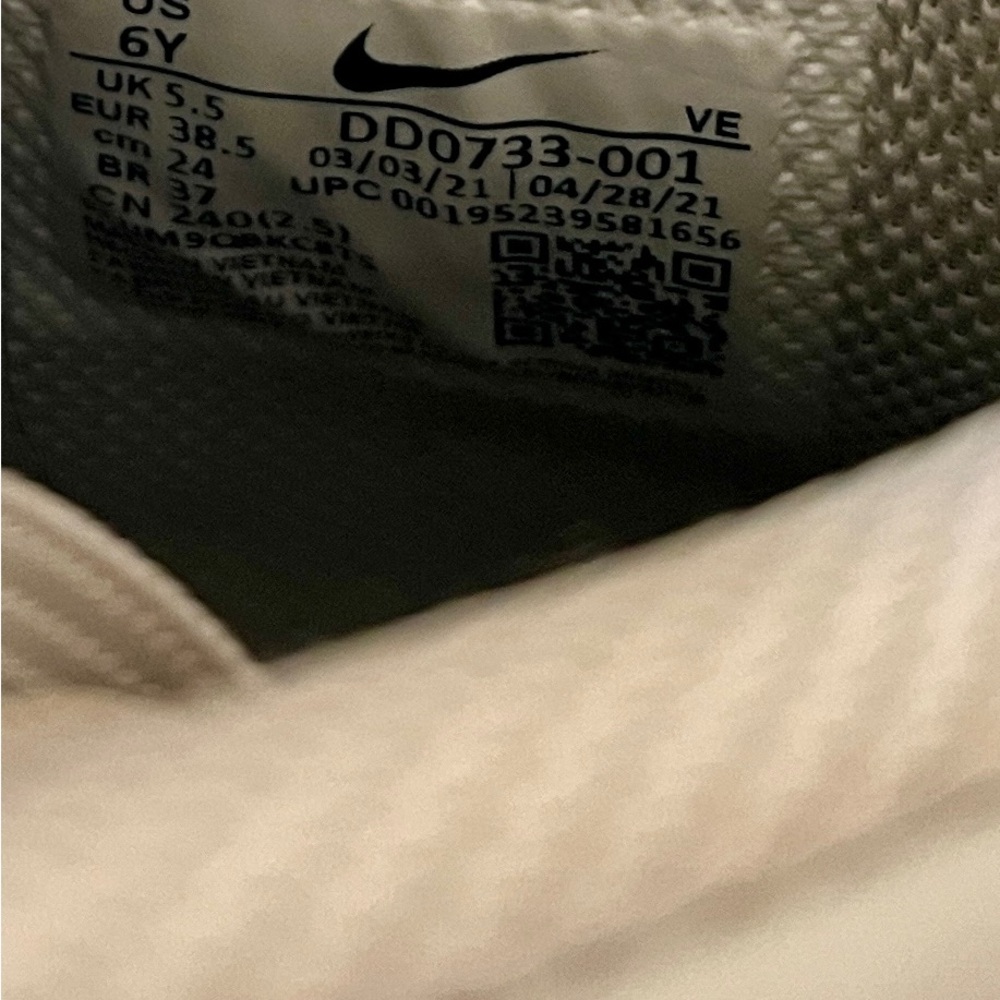 Nike Dunk High SE First Use Green Noise
sneaker in the Light Bone and Sail - Picture 6 of 6